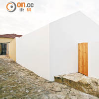 Casa Lela外牆塗上亮眼的白色，外表光潔亮麗。