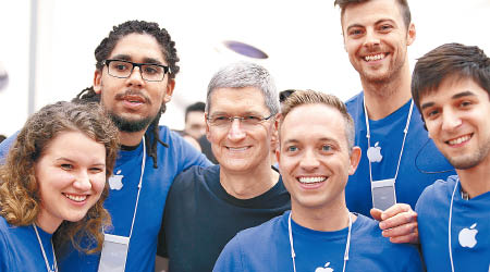 蘋果公司新產品銷售未知能否再創佳績。左三為庫克。