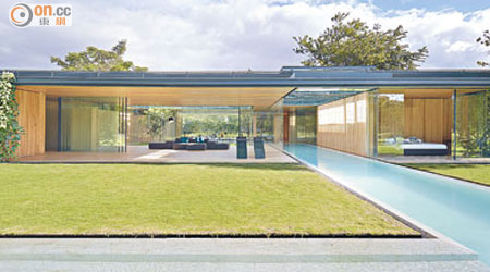 INOUT House的泳池由室外延伸至室內，為家居增添一道水景。