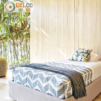 睡房布置簡潔和諧，窗外綠樹成蔭，猶如置身森林之中。