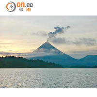 哥斯達黎加的火山十分聞名，曾被雜誌選為全球十大最佳生態旅遊勝地。
