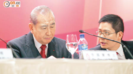 由李國寶（左）及李民斌（右）擔任執董的東亞銀行，中國業務上半年盈利急跌。（資料圖片）