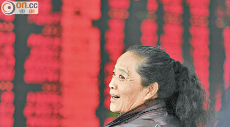 中國大媽昨趁港股通重開，沽港股套現，為投資A股作部署。