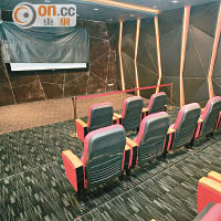 翹翠峰獨立住客會所設私人電影院。