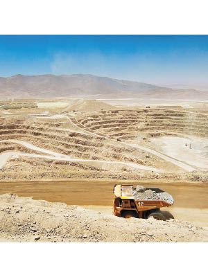 嘉能可將削減產能，羅傑斯指出，油價及其他商品價格正開始強勁反彈。圖為嘉能可位於智利的Lomas Bayas銅礦。