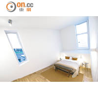 睡房位於上層，小玻璃窗有助室內保溫。