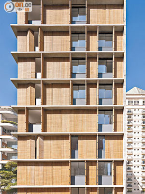 Vertical Itaim Building的外牆木窗可開關及移動，令建築物呈現不同變化，感覺充滿活力。