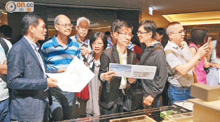 會德豐地產常務董事 黃光耀（左一）、鮮魚行學校退休校長梁紀昌（左二）。
