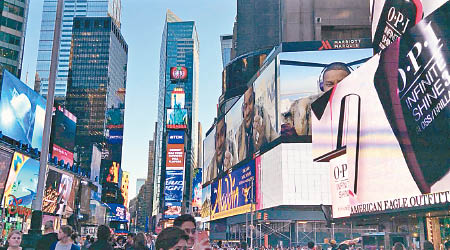 一望就知係紐約時代廣場標準廣告位，78萬港紙嗰啲梗係唔係呢度啦。