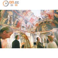 索非亞一個教堂的天花畫古蹟，吸引遊客參觀。