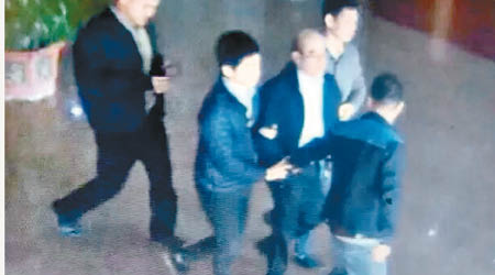 日前網上流傳疑似復星董事長郭廣昌的男子在機場被帶走。（互聯網圖片）