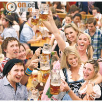 德國啤酒文化世界聞名，當地人舉杯暢飲。