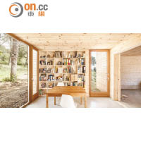 室內裝飾及家具同以木建材為主，布置簡約舒適。