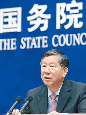 中國銀監會昨公布P2P監管細則諮詢文件。圖為主席尚福林。（資料圖片）