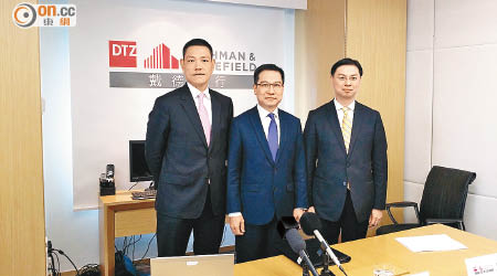 戴德梁行香港商業部主管林應威（左）稱，去年第四季中環主要街舖空置率約6.8%。中為該行香港董事總經理蕭亮輝。