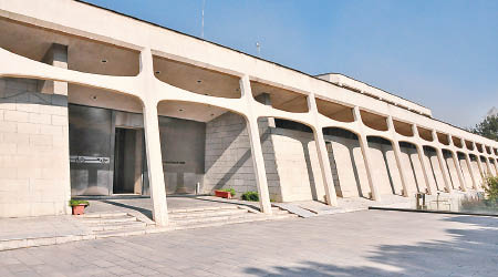 伊朗地氈博物館外形特別，據聞是仿照織地氈的機器設計。
