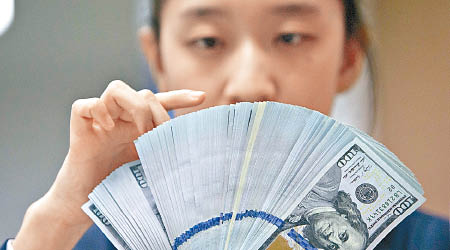 中國金融機構的人民幣外匯佔款按月減少至廿六點六萬億元人民幣。