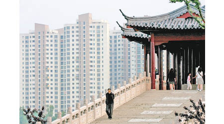 蘇州為中國歷史名城之一，市區古建築與新住宅並存。