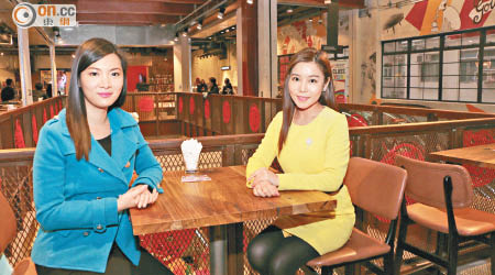 HK Romance Dating創辦人張惠萍（左）表示，保守估計本港已有30多間speed dating公司。右為黃嘉如。（黃知樂攝）