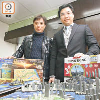 梁偉倫（右）指，玩家可藉砌圖思考城市的歷史演變。（孫冰玉攝）