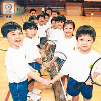 室內小型網球可訓練小朋友的專注力。