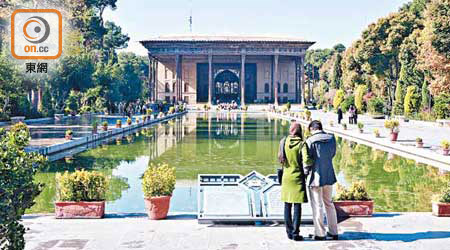 四十柱宮的殿前水池，巧妙地將宮殿大柱投映在水池上。