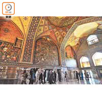 四十柱宮的牆上壁畫內容豐富、色彩鮮艷，盡顯波斯文化特色。