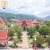 布吉島佛寺眾多，旅客可一睹南傳佛教的建築特色。