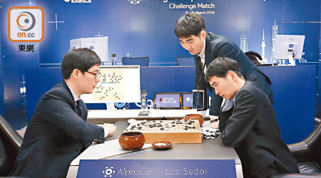南韓圍棋高手李世乭（右）遭AlphaGo擊敗，令人工智能（AI）再成談論焦點。（資料圖片）
