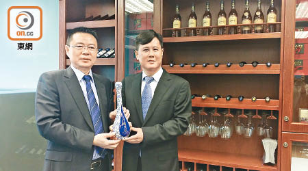 通天酒業王曉鳴（右）表示，內地紅酒市場短期內仍將繼續整固，左為執行董事張和彬。