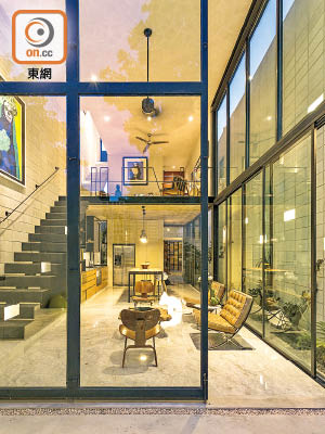 Raw House裝上落地大玻璃門，有助引入自然光，一室光猛。