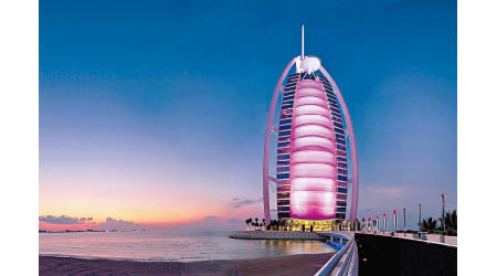 杜拜擁有大量前衞建築，帆船酒店享譽國際。