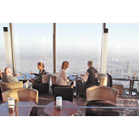哈利法塔上的大氣層餐廳，吸引遊客慕名光顧。