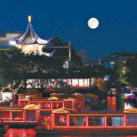 南京名勝古蹟眾多。圖為夫子廟秦淮河旅遊區夜景。