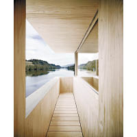建築物搭建的木材，經特別處理，具防水效能，加強耐用性。