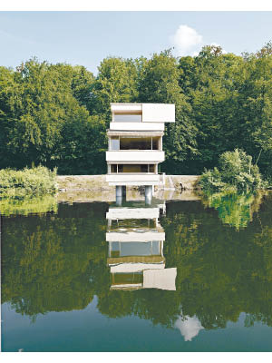 Finish Tower Rotsee的倒影投射在湖面上，構成美麗的圖畫。