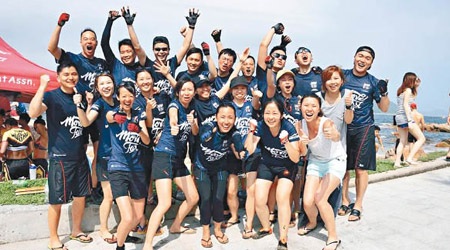 fb香港區團隊參與龍舟競賽。