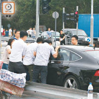 樓盤外有疑似經紀違規向路過車輛推銷。