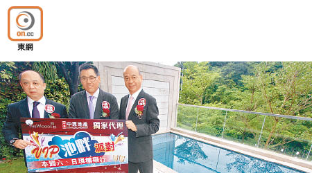 國際集團鄺祖盛（中）表示，尚林六幢洋房將於本月內招標發售。（何天成攝）