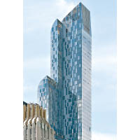 One57樓高九十層，其不規則外形予人高傲之感。