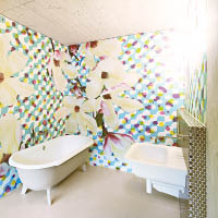 浴室鋪上花俏牆紙，展現住宅活潑的一面。