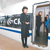 鄭州為中國中部地區的交通樞紐，鐵路網絡發達，有多條高鐵線途經該市。