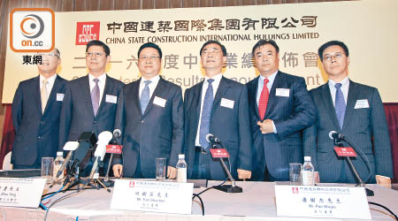 中國建築周勇（左三）稱，上調全年新簽合約額目標50億元，至830億元。（羅錦鴻攝）