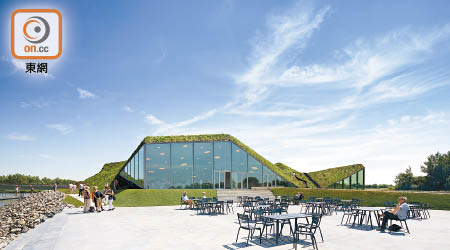 放眼望去，Biesbosch Museum Island像穿上一件綠色的衣裳，與大自然融為一體。