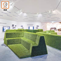 博物館外形一片綠油油，原來室內也設有草皮梳化，可謂把綠色概念發揮得淋漓盡致。