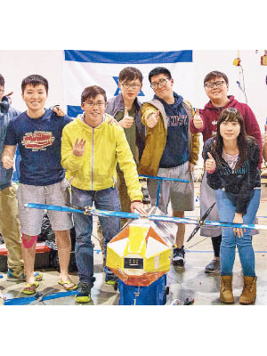 鄺澤偉同學（後排右一）用領展獎學金幫補學費，仲去咗美國參加遙控飛機設計及裝嵌比賽。