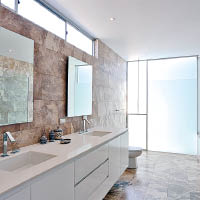建築師採用雲石花紋磚塊鋪設浴室牆身及地板，格調時尚。