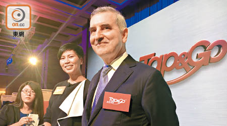 香港電訊艾維朗（右）表示，集團客戶基礎龐大，拍住賞將盡力爭取客戶。