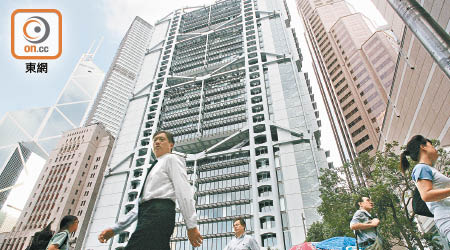學者認為香港當局意識到危機，趕推銀行跨行即時轉帳。（資料圖片）