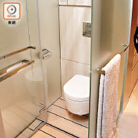 開放式單位內浴室空間較迷你，洗手盆亦設於浴室外。